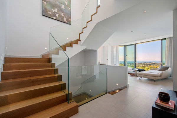 Refined contemporary villa with panoramic sea views in El Rosario, Marbella East