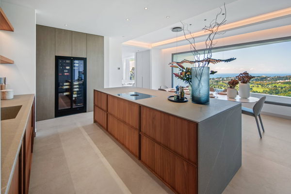 Refined contemporary villa with panoramic sea views in El Rosario, Marbella East
