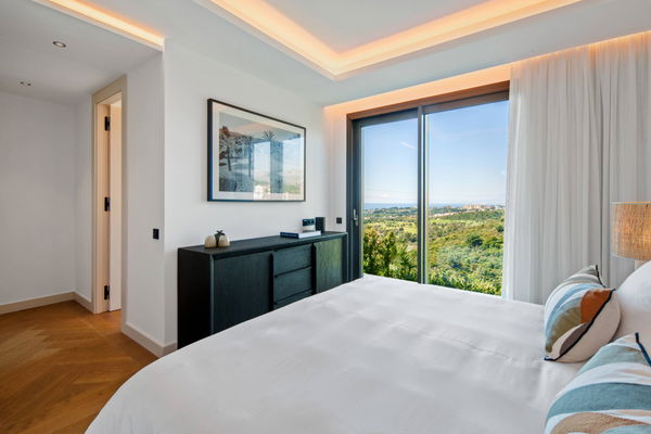 Refined contemporary villa with panoramic sea views in El Rosario, Marbella East