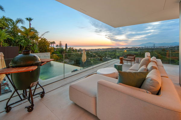 Refined contemporary villa with panoramic sea views in El Rosario, Marbella East