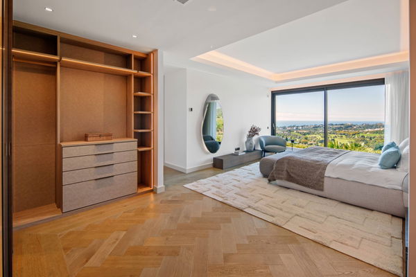Refined contemporary villa with panoramic sea views in El Rosario, Marbella East