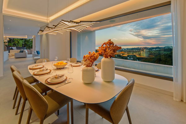 Refined contemporary villa with panoramic sea views in El Rosario, Marbella East