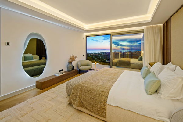 Refined contemporary villa with panoramic sea views in El Rosario, Marbella East