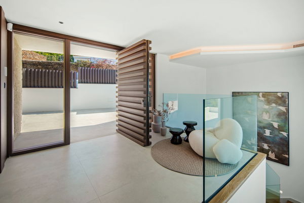Refined contemporary villa with panoramic sea views in El Rosario, Marbella East