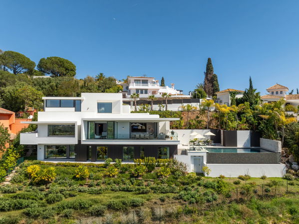 Refined contemporary villa with panoramic sea views in El Rosario, Marbella East