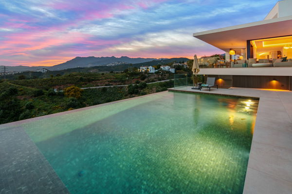 Refined contemporary villa with panoramic sea views in El Rosario, Marbella East