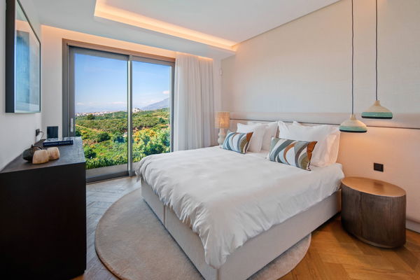 Refined contemporary villa with panoramic sea views in El Rosario, Marbella East