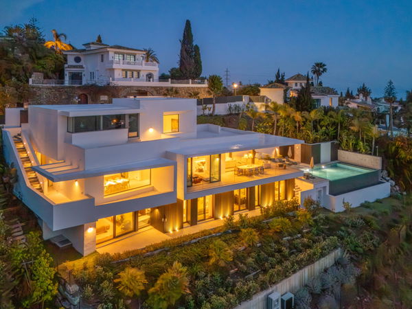 Refined contemporary villa with panoramic sea views in El Rosario, Marbella East