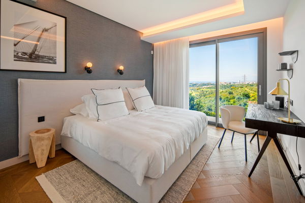 Refined contemporary villa with panoramic sea views in El Rosario, Marbella East