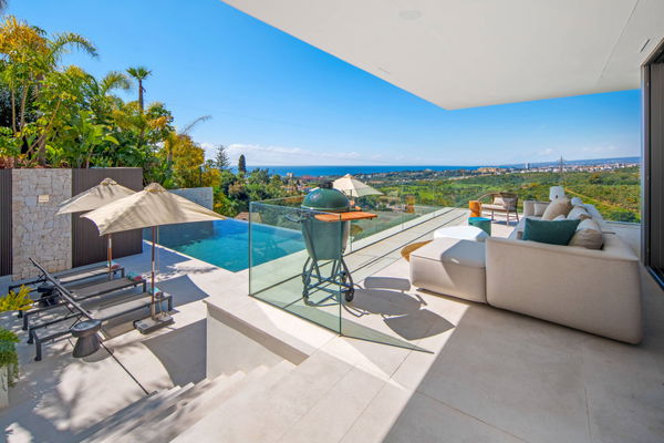 Refined contemporary villa with panoramic sea views in El Rosario, Marbella East
