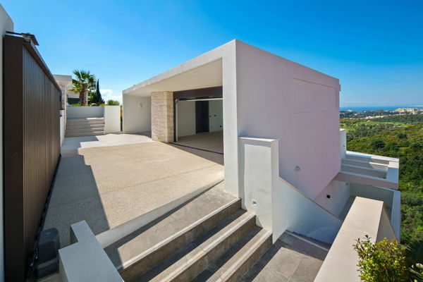 Refined contemporary villa with panoramic sea views in El Rosario, Marbella East