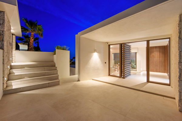 Refined contemporary villa with panoramic sea views in El Rosario, Marbella East