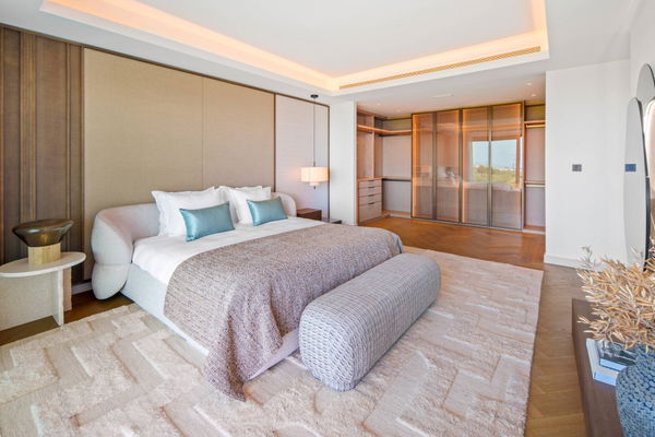 Refined contemporary villa with panoramic sea views in El Rosario, Marbella East