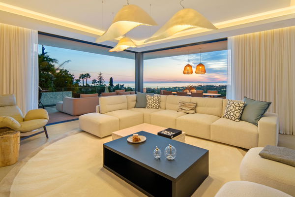 Refined contemporary villa with panoramic sea views in El Rosario, Marbella East