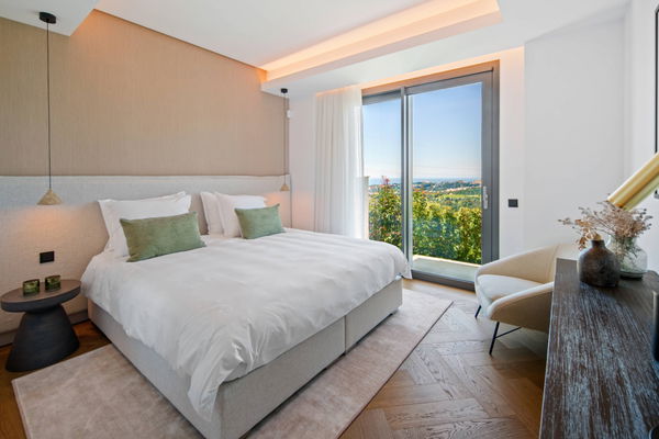 Refined contemporary villa with panoramic sea views in El Rosario, Marbella East