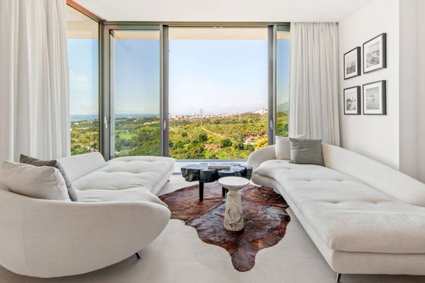 Refined contemporary villa with panoramic sea views in El Rosario, Marbella East