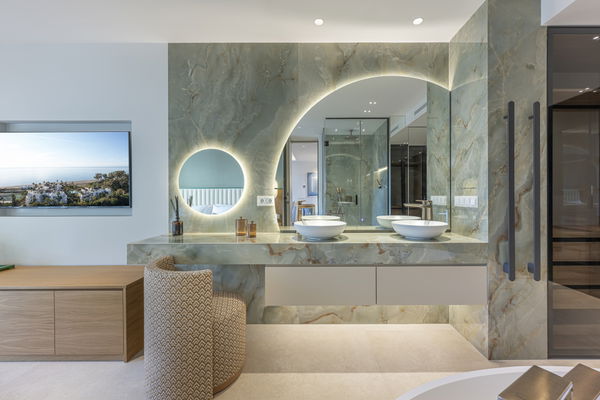 Fully renovated designer apartment turn in Bahía del Velerín, Estepona East