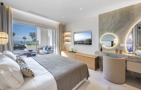 Fully renovated designer apartment turn in Bahía del Velerín, Estepona East