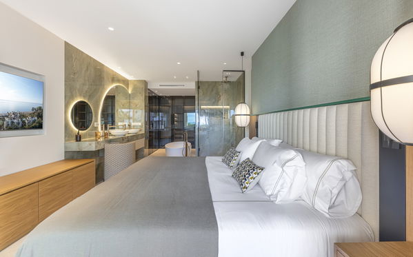 Fully renovated designer apartment turn in Bahía del Velerín, Estepona East