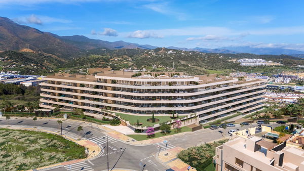 Elegant First Floor Apartment with Covered Terrace in Las Mesas, Estepona