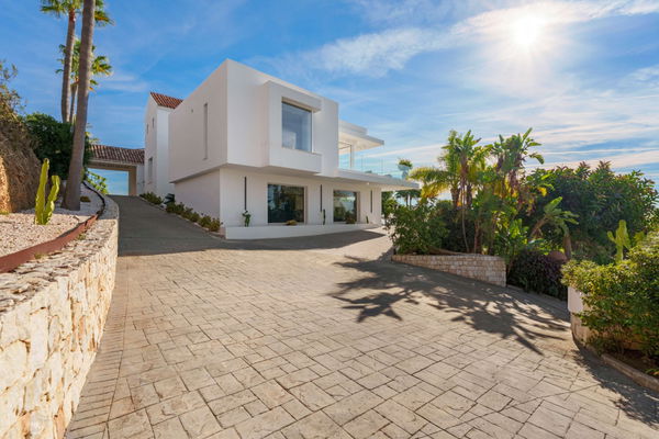 Spacious contemporary villa with guest house in a private hillside setting, Puerto del Almendro, Benahavís
