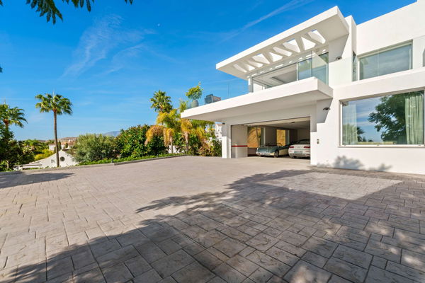 Spacious contemporary villa with guest house in a private hillside setting, Puerto del Almendro, Benahavís