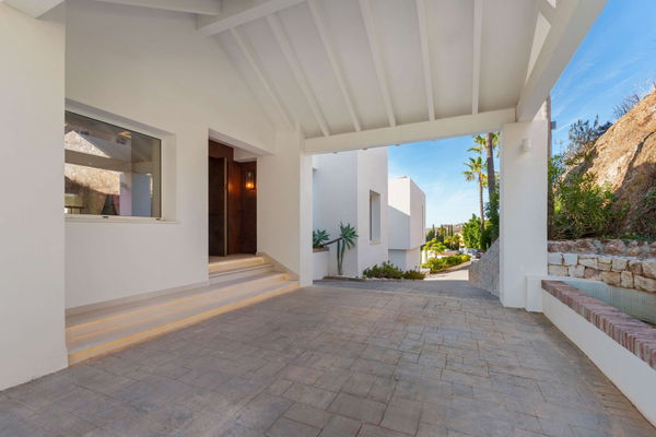Spacious contemporary villa with guest house in a private hillside setting, Puerto del Almendro, Benahavís