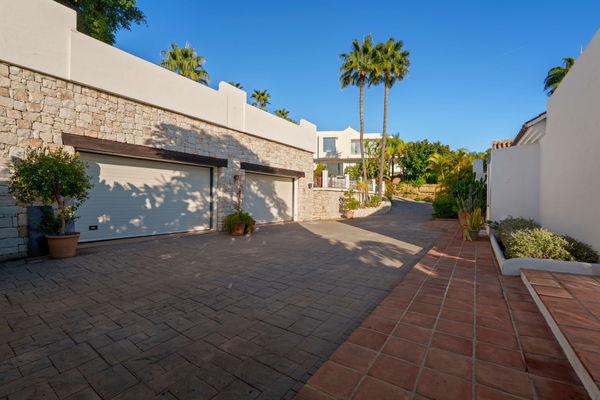 Spacious contemporary villa with guest house in a private hillside setting, Puerto del Almendro, Benahavís