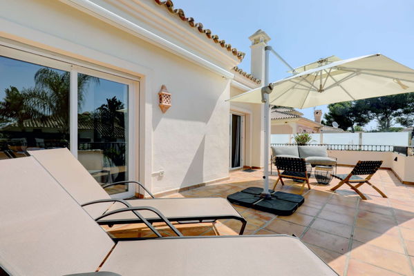 Mediterranean retreat in Cabopino: Villa with Heated Pool just 650m from the Beach
