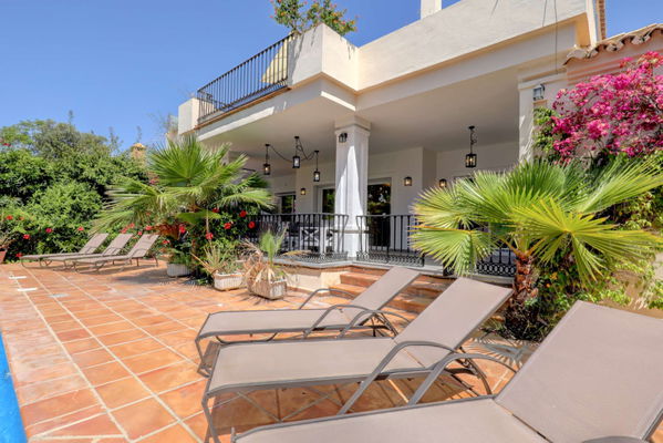 Mediterranean retreat in Cabopino: Villa with Heated Pool just 650m from the Beach