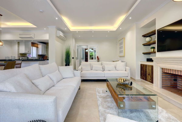 Mediterranean retreat in Cabopino: Villa with Heated Pool just 650m from the Beach