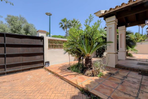 Mediterranean retreat in Cabopino: Villa with Heated Pool just 650m from the Beach
