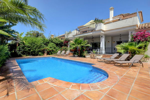 Mediterranean retreat in Cabopino: Villa with Heated Pool just 650m from the Beach