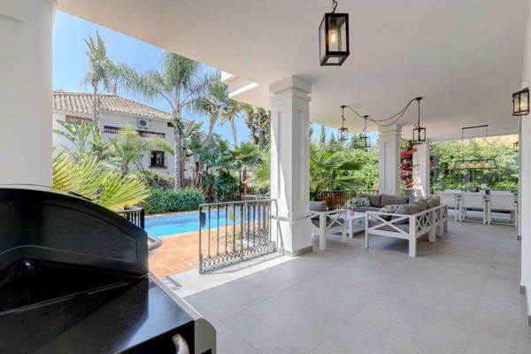 Mediterranean retreat in Cabopino: Villa with Heated Pool just 650m from the Beach