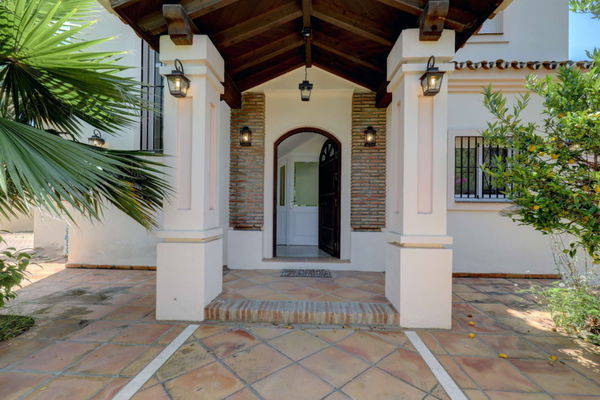 Mediterranean retreat in Cabopino: Villa with Heated Pool just 650m from the Beach