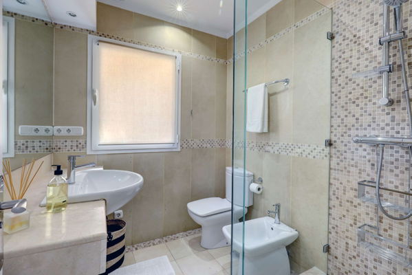 Mediterranean retreat in Cabopino: Villa with Heated Pool just 650m from the Beach