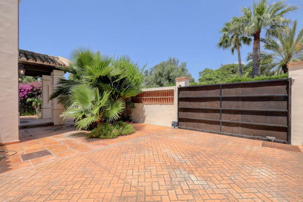 Mediterranean retreat in Cabopino: Villa with Heated Pool just 650m from the Beach