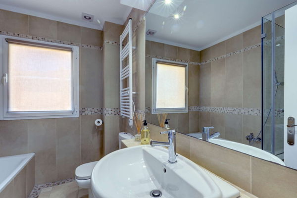Mediterranean retreat in Cabopino: Villa with Heated Pool just 650m from the Beach
