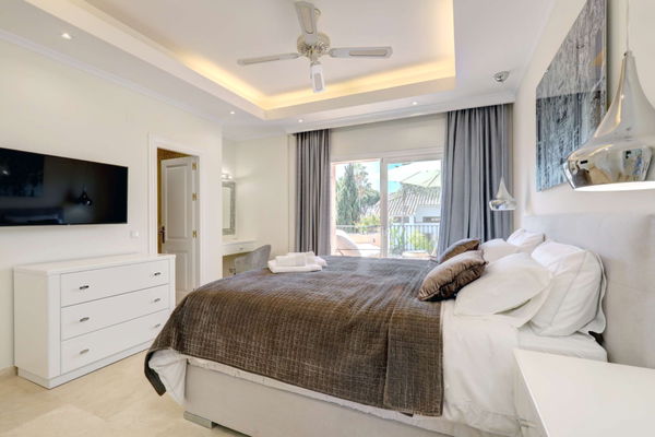 Mediterranean retreat in Cabopino: Villa with Heated Pool just 650m from the Beach
