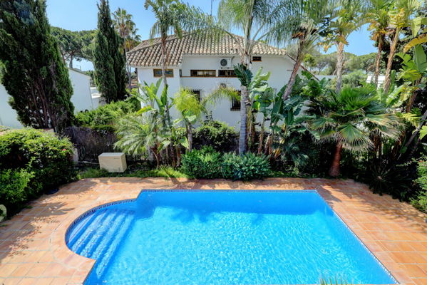 Mediterranean retreat in Cabopino: Villa with Heated Pool just 650m from the Beach