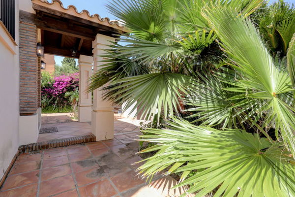 Mediterranean retreat in Cabopino: Villa with Heated Pool just 650m from the Beach