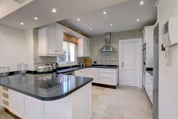 Mediterranean retreat in Cabopino: Villa with Heated Pool just 650m from the Beach