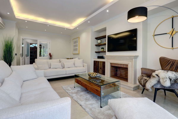 Mediterranean retreat in Cabopino: Villa with Heated Pool just 650m from the Beach