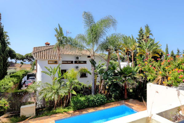 Mediterranean retreat in Cabopino: Villa with Heated Pool just 650m from the Beach