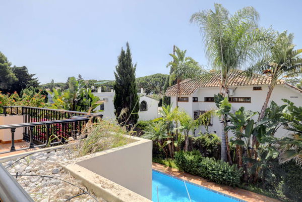 Mediterranean retreat in Cabopino: Villa with Heated Pool just 650m from the Beach