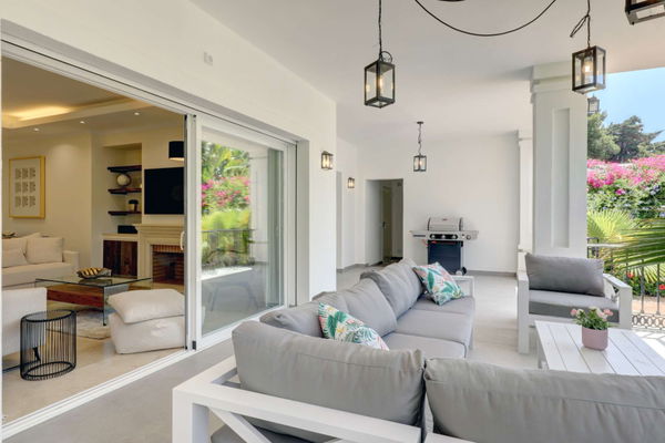 Mediterranean retreat in Cabopino: Villa with Heated Pool just 650m from the Beach